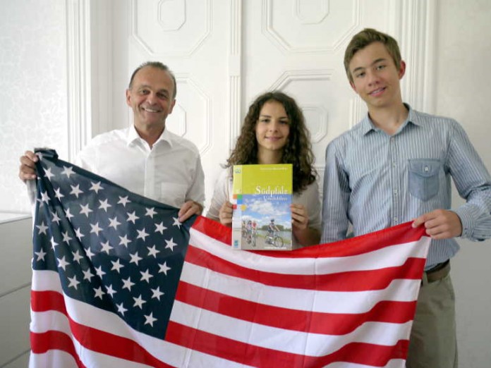 Lena Simmler und Tim Eberle freuen sich gemeinsam mit Landrat Dr. Fritz Brechtel auf den USA-Aufenthalt